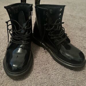 Kids size 3/ women’s size 5 Dr martens